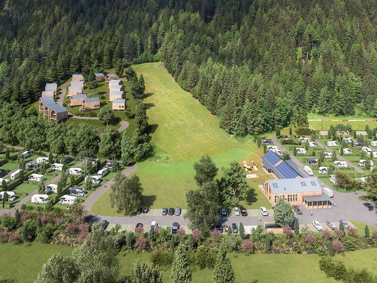 Visualisierung: Bergansicht, links und rechts Campingplatz mit Mobilheimen, ein Haupthaus mit Parkplätzen in der Mitte, dahinter Bergwiese mit Chalet-Dorf auf der linken Seite, im Hintergrund Wald